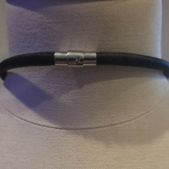 Elegant Mother of Pearl Flower Necklace - Picture 3 of 3